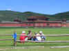 Picknick bij Amarbyasgalanttempel.JPG (144241 bytes)